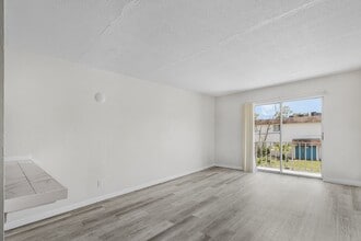 The Lakeside at 2315 in Ft. Myers, FL - Building Photo - Building Photo