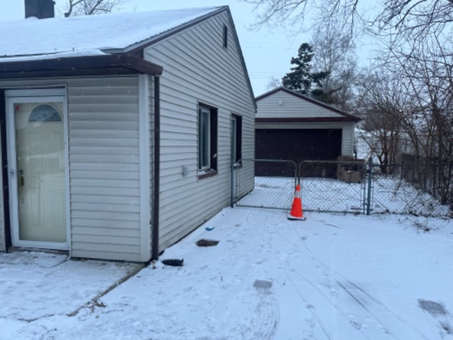 5731 Fenton St in Dearborn Heights, MI - Foto de edificio - Building Photo