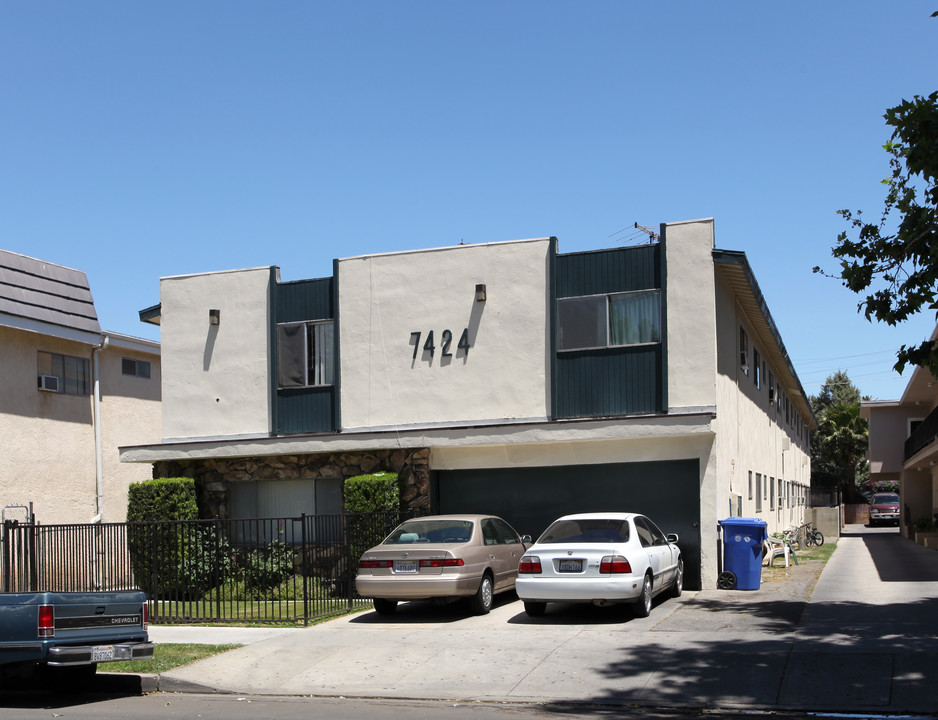 7424 Alabama Ave in Canoga Park, CA - Building Photo