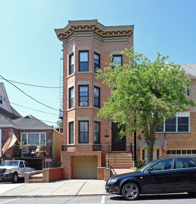 135 Shippen St in Weehawken, NJ - Building Photo - Building Photo