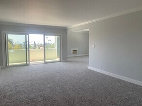 7560 Hollywood Blvd, Unit 303 in Los Angeles, CA - Building Photo - Building Photo