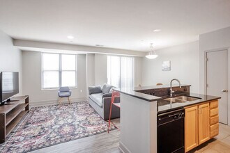 121 E Freedom Way in Cincinnati, OH - Foto de edificio - Building Photo