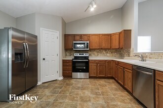 1016 Central Park Blvd W in Greenwood, IN - Foto de edificio - Building Photo