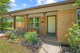 2204 Bristol Dr in Austin, TX - Building Photo - Building Photo