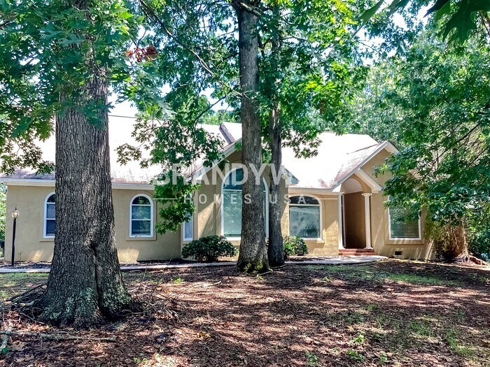 657 McKenzie Cir in Stockbridge, GA - Building Photo