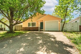 725 W Van Gogh Pl in Fayetteville, AR - Building Photo