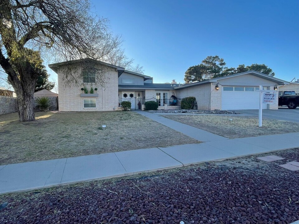 10024 Fenway Dr in El Paso, TX - Building Photo