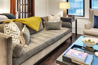 70 E Walton St in Chicago, IL - Foto de edificio - Building Photo