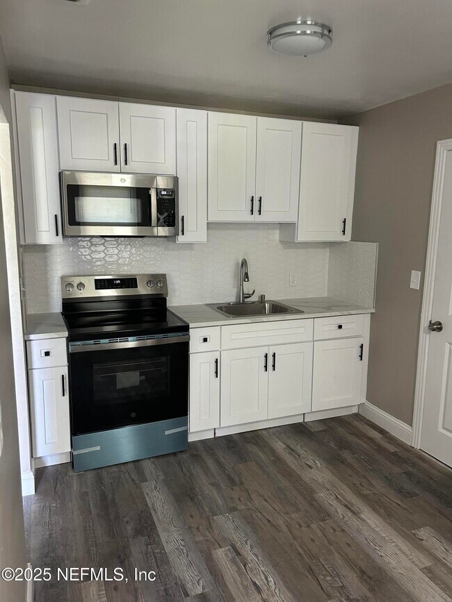 6946 W Virginia Ave in Jacksonville, FL - Building Photo - Building Photo