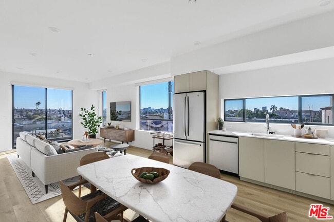 521 N Gramercy Pl in Los Angeles, CA - Building Photo - Building Photo