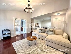 5011 Sharon Rd in Charlotte, NC - Foto de edificio - Building Photo