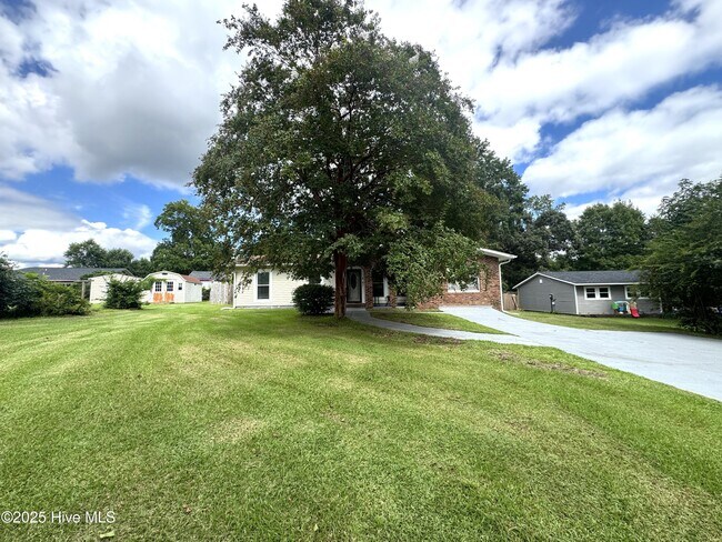 6017 E Red Oak Ct in Jacksonville, NC - Building Photo - Building Photo