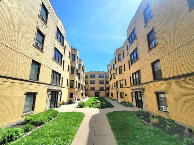property at 3817.5 N Greenview Ave