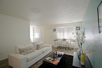 University Pointe Apartments in Tempe, AZ - Building Photo - Building Photo