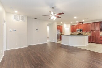 2019 Abbey Trace Dr in Dover, FL - Foto de edificio - Building Photo