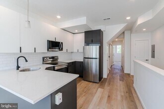 1003 W Dakota St-Unit -UNIT 2 in Philadelphia, PA - Building Photo - Building Photo