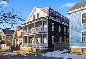 19 Walnut St in Newport, RI - Building Photo