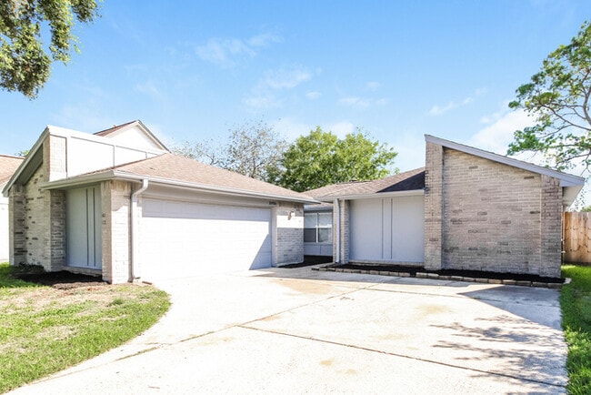 10936 Pinewood Ct in La Porte, TX - Building Photo - Building Photo