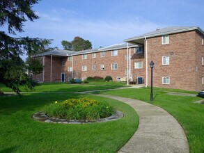 Pine Manor II Apartments in Philadelphia, PA - Building Photo - Building Photo