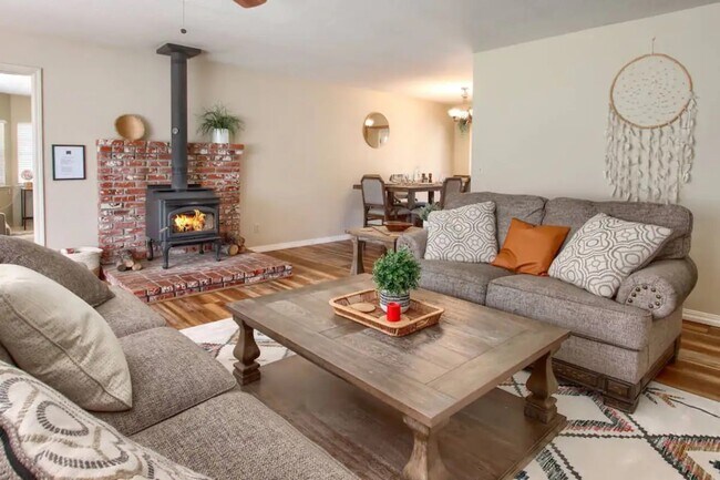 2410 Coachman Rd in Mariposa, CA - Foto de edificio - Building Photo