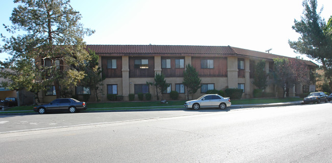 The Eldorado in Newhall, CA - Foto de edificio - Building Photo