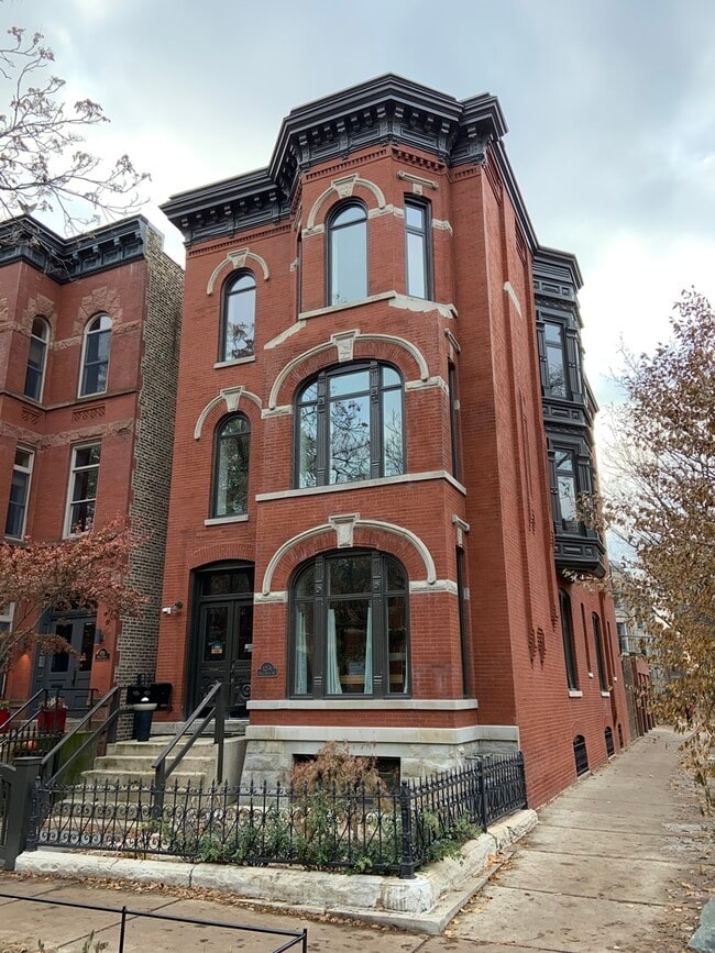property at 1254 N Hoyne Ave
