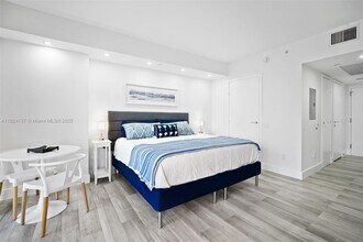 1300 Brickell Bay Dr, Unit 905 in Miami, FL - Building Photo - Building Photo