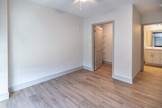 8000-1 LLC in Jacksonville, FL - Foto de edificio - Interior Photo