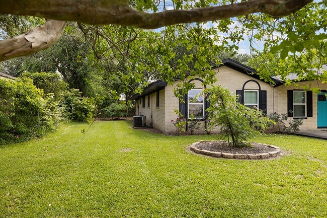 1415 Palm Dr in Winnie, TX - Building Photo - Building Photo