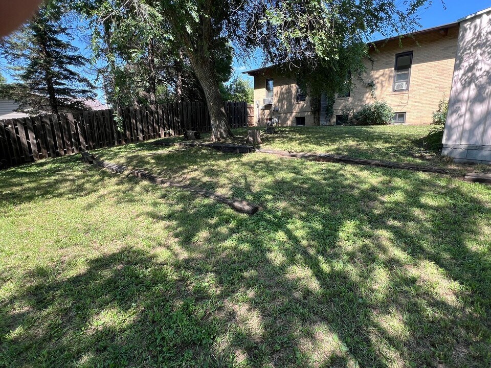 967 Pleasant Ln in Dickinson, ND - Building Photo