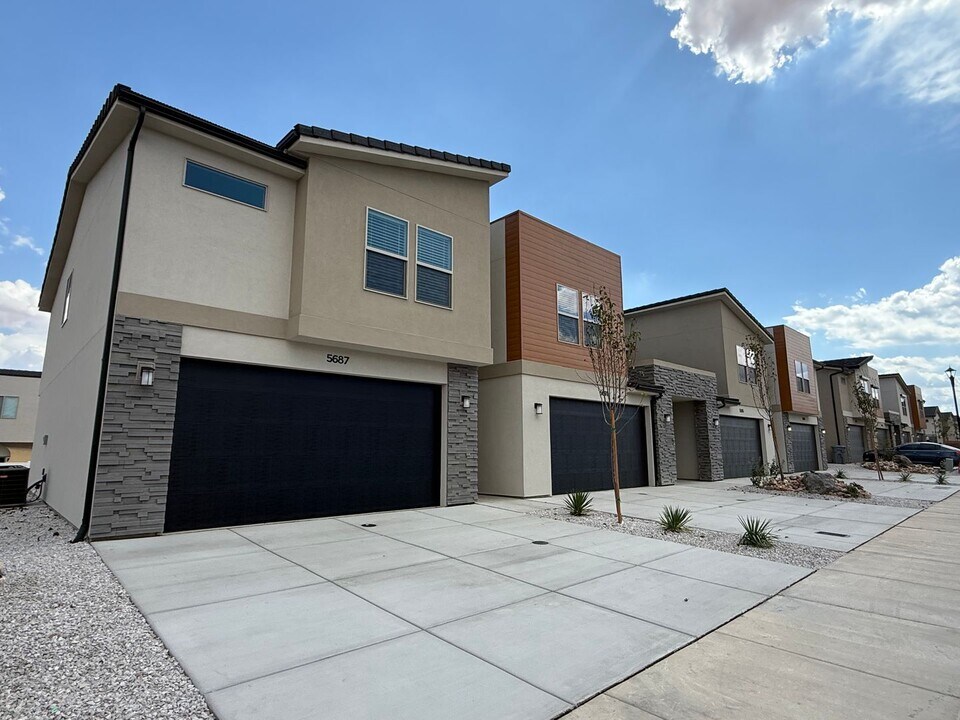 5687 S Weehawken Ln in Saint George, UT - Building Photo