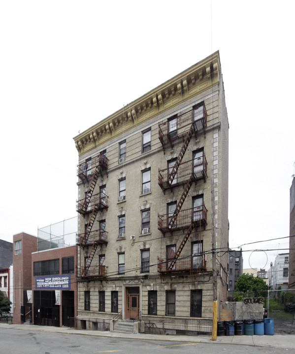 333 E 150th St in Bronx, NY - Building Photo