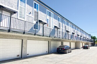 18547 Saticoy St in Reseda, CA - Building Photo - Building Photo