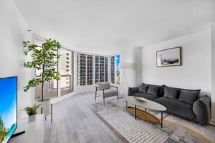 1717 N Bayshore Dr in Miami, FL - Building Photo