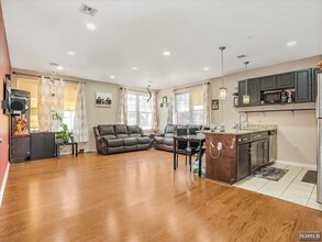 1209 Summit Ave-Unit -Unit 211 in Jersey City, NJ - Building Photo - Building Photo