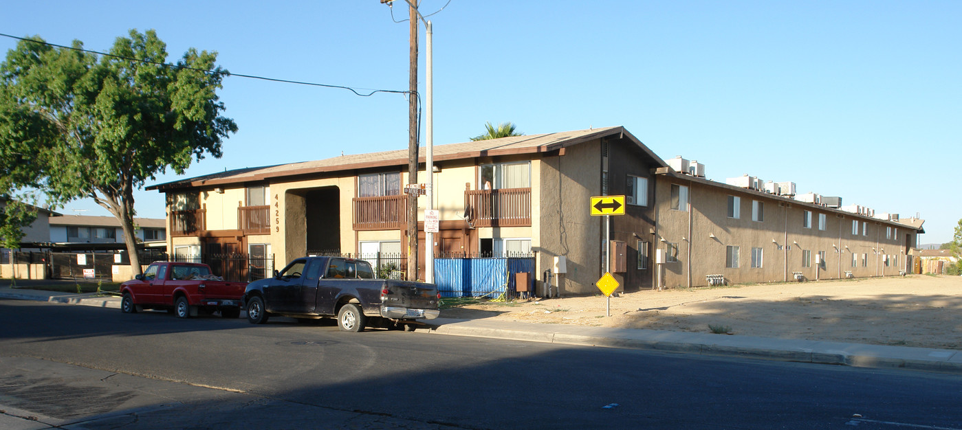 44259 Kingtree Ave in Lancaster, CA - Building Photo