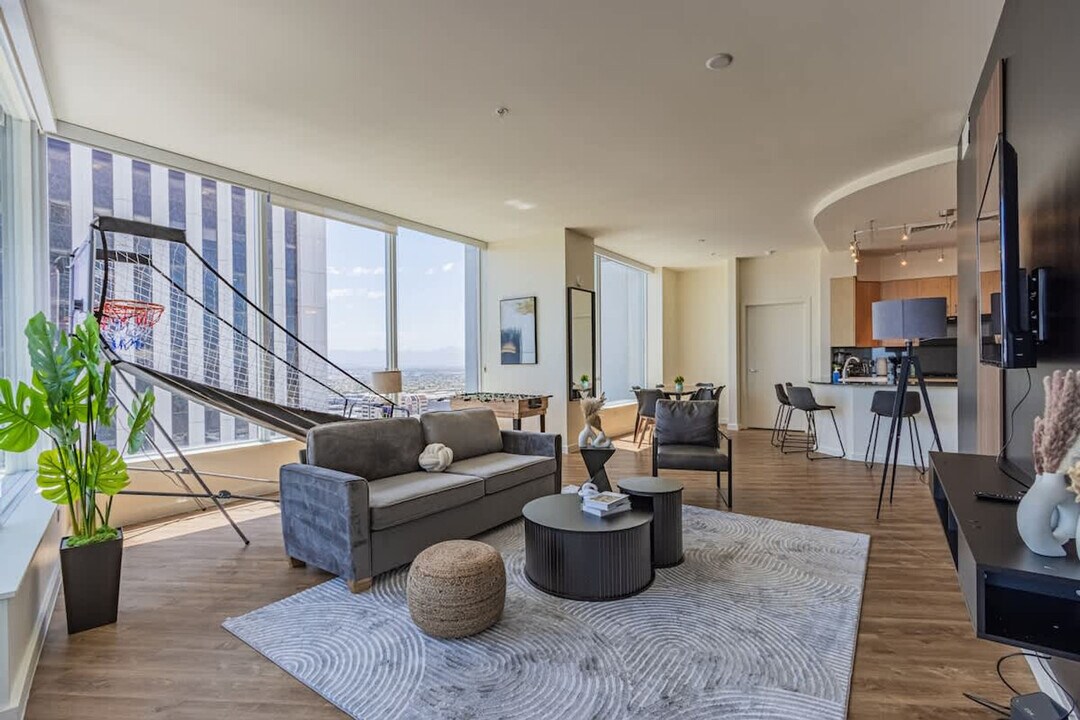 44 W Monroe St in Phoenix, AZ - Building Photo
