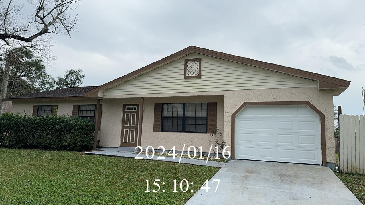 460 Trier Rd NW in Palm Bay, FL - Foto de edificio