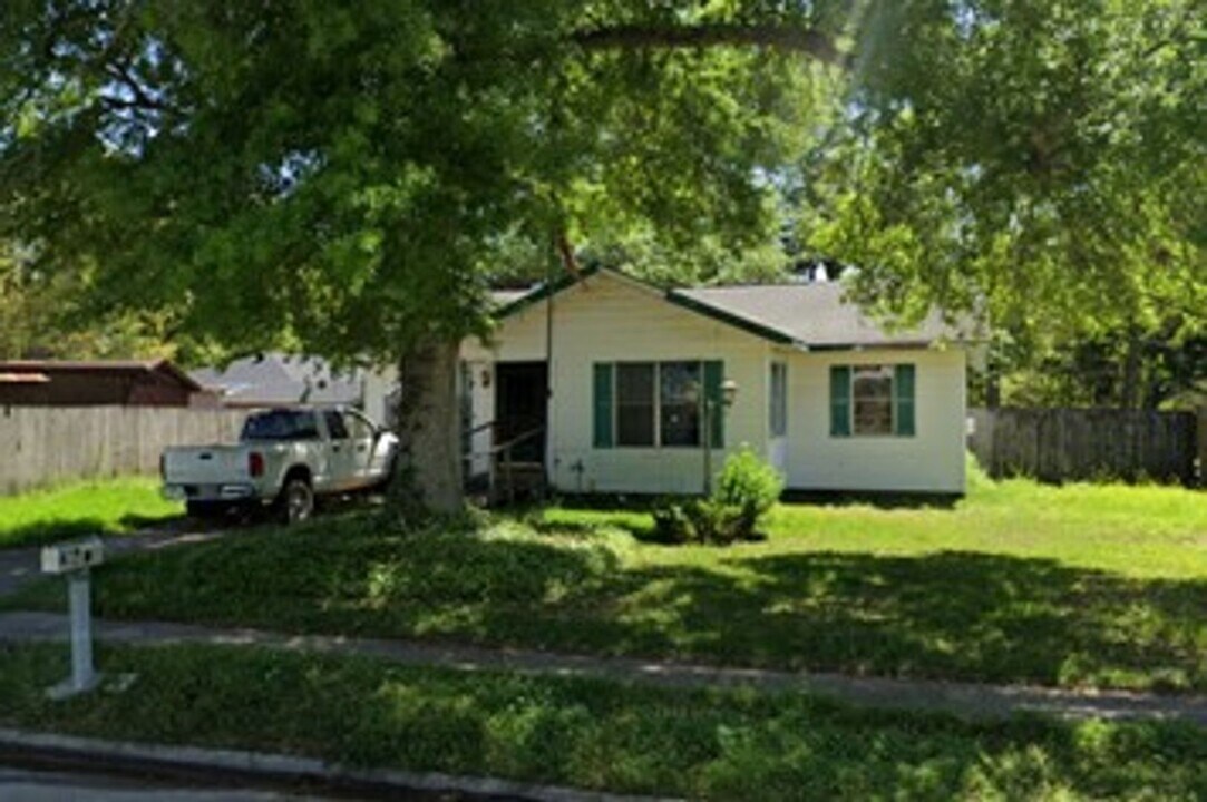 203 Camellia Ave in Orange, TX - Building Photo