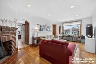 27 S Crescent Circuit, Unit B in Boston, MA - Building Photo