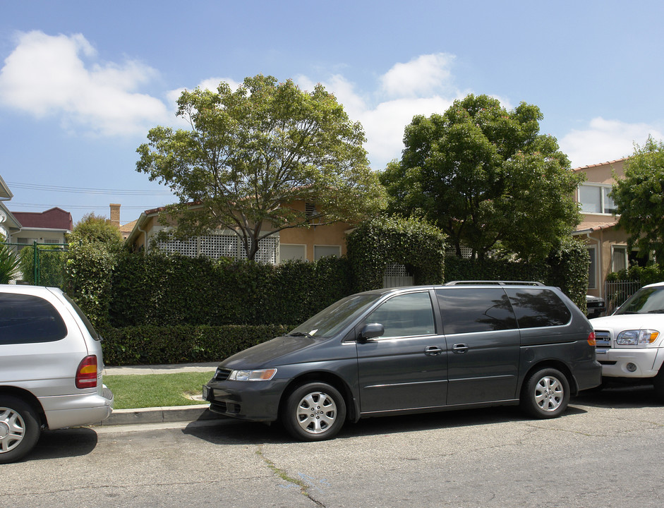 5917 Willoughby Ave in Los Angeles, CA - Building Photo