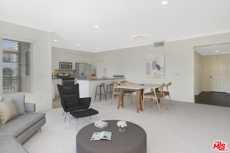 6020 S Seabluff Dr-Unit -303 in Los Angeles, CA - Building Photo - Building Photo