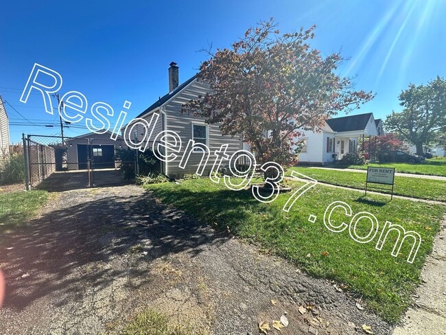 2132 E Bataan Dr in Dayton, OH - Foto de edificio - Building Photo