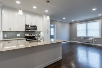 North Washington Square @ Hickory in Bergenfield, NJ - Building Photo - Interior Photo