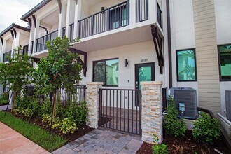8160 NW 42nd St in Doral, FL - Building Photo - Building Photo