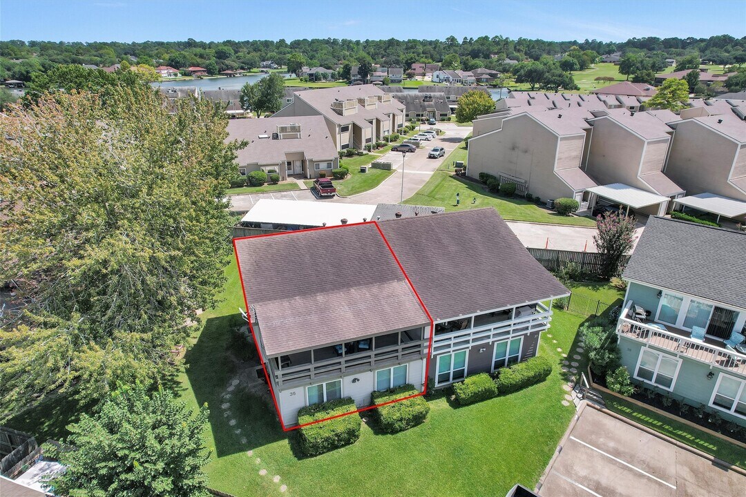 36 April Point Dr N in Montgomery, TX - Building Photo