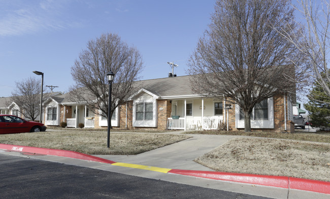 Summerfield Senior Residences in Andover, KS - Foto de edificio - Building Photo