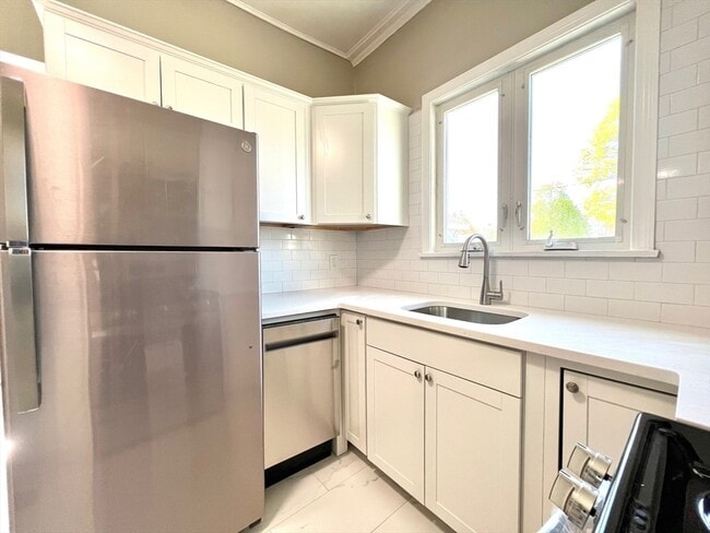 6 Holland St in Winchester, MA - Foto de edificio - Building Photo