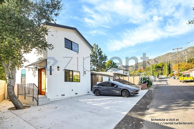 4935 Cloud Ave in Montrose, CA - Building Photo - Building Photo