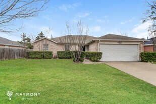 1005 Meadowbend Dr in Cedar Hill, TX - Building Photo